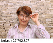 Улыбающаяся приятная женщина с двумя очками на голове. Стоковое фото, фотограф EgleKa / Фотобанк Лори