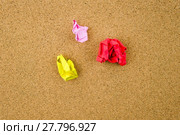 Colorful crumpled papers over cork background. Стоковое фото, фотограф Constantin Stanciu / PantherMedia / Фотобанк Лори