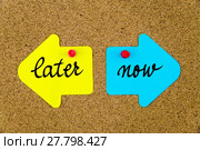 Blank yellow and blue paper notes in shape of opposite arrows. Стоковое фото, фотограф Constantin Stanciu / PantherMedia / Фотобанк Лори
