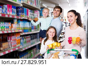 Parents with two kids buying fruit yoghurt. Стоковое фото, фотограф Яков Филимонов / Фотобанк Лори