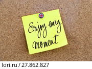 Yellow paper note pinned with Great Britain flag thumbtack and text Enjoy Every Moment. Стоковое фото, фотограф Constantin Stanciu / PantherMedia / Фотобанк Лори