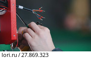 Electrician installing energy system on machinery industry. Стоковое видео, видеограф Константин Шишкин / Фотобанк Лори