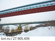 Новосибирский крытый метромост через реку Обь зимой. Новосибирск, Сибирь, Россия (2018 год). Редакционное фото, фотограф Евгений Мухортов / Фотобанк Лори