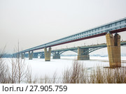 Новосибирский крытый метромост через реку Обь зимой. Новосибирск, Сибирь, Россия (2018 год). Редакционное фото, фотограф Евгений Мухортов / Фотобанк Лори