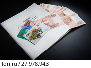 Дневник, пятитысячные купюры, карта Сова и социальная карта учащегося на черном фоне (2018 год). Редакционное фото, фотограф Papoyan Irina / Фотобанк Лори