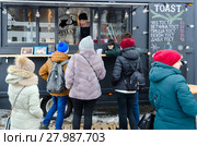 Подростки у мобильной кофейни на улице во время празднования Масленицы, Гомель, Беларусь (2018 год). Редакционное фото, фотограф Ольга Коцюба / Фотобанк Лори