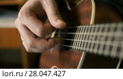 Young man playing on electric guitar close up. Стоковое видео, видеограф Игорь Кузнецов / Фотобанк Лори