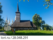 Wooden and new church in Remetea Chioarului, Romania (2017 год). Стоковое фото, фотограф Яков Филимонов / Фотобанк Лори