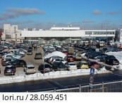 Перехватывающая парковка. Совмещённый наземный вестибюль станции метро "Черкизовская" и станции МЦК "Локомотив". Район Преображенское. Город Москва (2018 год). Редакционное фото, фотограф lana1501 / Фотобанк Лори