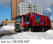 Мусоровоз компании "Хартия" выезжает на Щелковское шоссе. Район Гольяново. Москва (2018 год). Редакционное фото, фотограф lana1501 / Фотобанк Лори
