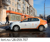 Каршеринг. Автомобиль сервиса поминутной аренды автомобиля "Делимобиль" припаркован на Зелёном проспекте. Район Новогиреево. Москва (2018 год). Редакционное фото, фотограф lana1501 / Фотобанк Лори