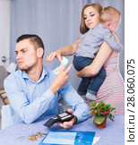 Angry female extorting money from male. Стоковое фото, фотограф Яков Филимонов / Фотобанк Лори