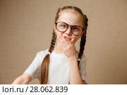 Маленькая девочка в очках испытывает брезгливость. Стоковое фото, фотограф Иван Карпов / Фотобанк Лори