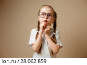 Девочка в очках задумалась. Стоковое фото, фотограф Иван Карпов / Фотобанк Лори
