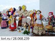 Масленичные куклы на масленичном гулянье на открытом воздухе, Гомель, Беларусь (2018 год). Редакционное фото, фотограф Ольга Коцюба / Фотобанк Лори