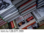 Книга бестселлер в США — "Огонь и ярость: Белый дом Трампа изнутри" журналиста Майкла Вульфа лежит на книжном прилавке в центральном книжном магазине города Москвы, Россия (2018 год). Редакционное фото, фотограф Николай Винокуров / Фотобанк Лори