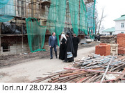 Митрополит Крутицкий и Коломенский Ювеналий и глава Ногинского района И. П. Красавин в Николо-Берлюковской пустыни (2017 год). Редакционное фото, фотограф Дмитрий Неумоин / Фотобанк Лори