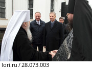 Великий понедельник в Николо-Берлюковской пустыни. Настоятель обители игумен Евмений (Лагутин) и представители власти встречают митрополита Ювеналия (2017 год). Редакционное фото, фотограф Дмитрий Неумоин / Фотобанк Лори