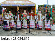 Выступление творческого коллектива во время масленичного гулянья на открытом воздухе, Гомель, Беларусь (2018 год). Редакционное фото, фотограф Ольга Коцюба / Фотобанк Лори