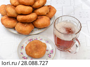 Беляши на тарелке и кружка пива (2018 год). Редакционное фото, фотограф Юрий Морозов / Фотобанк Лори