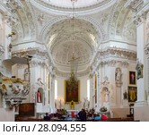 Интерьер костёла Святых апостолов Петра и Павла, Вильнюс, Литва (2015 год). Редакционное фото, фотограф Ольга Коцюба / Фотобанк Лори