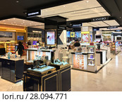 Cosmetic boutiques in Central World mall, Bangkok (2017 год). Редакционное фото, фотограф Александр Подшивалов / Фотобанк Лори