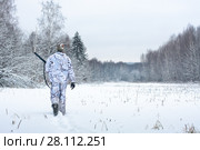 Охотник идущий по заснеженному полю. Стоковое фото, фотограф Павел Родимов / Фотобанк Лори
