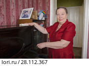 Old lady wiping the dust off the piano with a cloth. Стоковое фото, фотограф Константин Шишкин / Фотобанк Лори