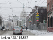 Москва, Новорязанская улица с видом на сталинскую высотку у трёх вокзалов (2018 год). Редакционное фото, фотограф Дмитрий Неумоин / Фотобанк Лори