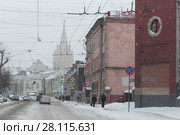 Москва, Новорязанская улица с видом на сталинскую высотку зимой (2018 год). Редакционное фото, фотограф Дмитрий Неумоин / Фотобанк Лори