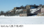 Вид на артиллерийскую позицию старинного 1-го Северного форта мартовским днем. Кронштадт, Россия (2018 год). Стоковое видео, видеограф Виктор Карасев / Фотобанк Лори