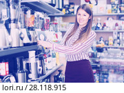 Housewife buying liquidiser. Стоковое фото, фотограф Яков Филимонов / Фотобанк Лори