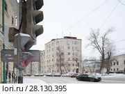 Москва, улица Новорязанская и светофор при выезде на Спартаковскую улицу (2018 год). Редакционное фото, фотограф Дмитрий Неумоин / Фотобанк Лори