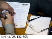 Участник  акции по проверке знаний русского языка "Тотальный диктант"  пишет диктант в аудитории университет в городе Москве, Россия (2015 год). Редакционное фото, фотограф Николай Винокуров / Фотобанк Лори