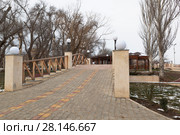 Пешеходный мостик в саду имени Караева зимой в курортном городе Евпатории, Крым (2018 год). Стоковое фото, фотограф Николай Мухорин / Фотобанк Лори