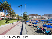 Пляж Playa del las Vistas с лежаками и зонтами на песке. Пешеходная дорожка. Город Лос Кристианос, остров Тенерифе, Канары, Испания (2016 год). Редакционное фото, фотограф Кекяляйнен Андрей / Фотобанк Лори