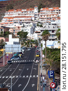 Здания в курортном городе Лос-Кристианос в районе морского порта Puerto Cristianos. Остров Тенерифе, Канары, Испания (2016 год). Редакционное фото, фотограф Кекяляйнен Андрей / Фотобанк Лори