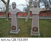 Бюсты Басистого Н.Е. и Преснякова А.В. Феодосия (2018 год). Редакционное фото, фотограф Кургузкин Константин Владимирович / Фотобанк Лори