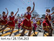 Участники первомайского шествия в День международной солидарности трудящихся по центральной улице в городе Севастополе, Республика Крым (2017 год). Редакционное фото, фотограф Николай Винокуров / Фотобанк Лори