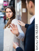 Boring male person accosting to female at crowded street. Стоковое фото, фотограф Яков Филимонов / Фотобанк Лори