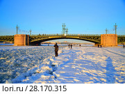People take pictures of the sun on the ice of the Neva river at the Palace bridge (2018 год). Редакционное фото, фотограф Максим Мицун / Фотобанк Лори