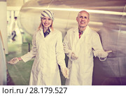 Farm employees working in raw milk sector. Стоковое фото, фотограф Яков Филимонов / Фотобанк Лори