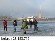 Сотрудники МЧС России на спасательном судне "Хивус-20" прогоняют гуляющих с подтаявшего льда реки Невы. Санкт-Петербург (2017 год). Редакционное фото, фотограф Виктор Карасев / Фотобанк Лори