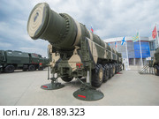 Российская межконтинентальная баллистическая ракета РТ-2ПМ «Тополь» (по классификации НАТО SS-25 Sickle) на Международном военно-техническом форуме АРМИЯ-2017, вид сзади-сбоку. Кубинка, военно-патриотический парк "Патриот" Редакционное фото, фотограф Малышев Андрей / Фотобанк Лори