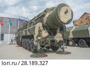 Российская межконтинентальная баллистическая ракета РТ-2ПМ «Тополь» (по классификации НАТО SS-25 Sickle) на Международном военно-техническом форуме АРМИЯ-2017, вид сзади-слева. Кубинка, военно-патриотический парк "Патриот" Редакционное фото, фотограф Малышев Андрей / Фотобанк Лори