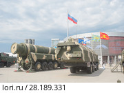 Российский ракетный комплекс стратегического назначения РТ-2ПМ «Тополь» (по классификации НАТО SS-25 Sickle) на Международном военно-техническом форуме АРМИЯ-2017, вид сзади. Кубинка, военно-патриотический парк "Патриот" Редакционное фото, фотограф Малышев Андрей / Фотобанк Лори