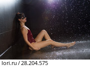 Девушка в маске мокнет под струями воды. Стоковое фото, фотограф Момотюк Сергей / Фотобанк Лори