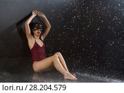 Девушка в маске мокнет под струями воды. Стоковое фото, фотограф Момотюк Сергей / Фотобанк Лори