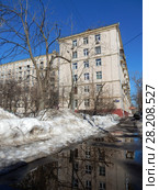 Шестиэтажный одноподъездный кирпичный жилой дом (1956, ул. Куусинена, 7, к.. 1). Десятиэтажный двухподъездный кирпичный жилой дом (1957, ул. Куусинена, 7, к.. 2). Хорошевский район. Москва (2018 год). Стоковое фото, фотограф lana1501 / Фотобанк Лори