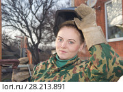 Молодая девушка сварщик. Стоковое фото, фотограф Олег Хархан / Фотобанк Лори